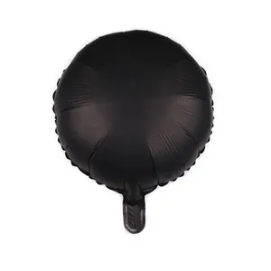 Détail d'un ballon rond en aluminium noir mat de 18 pouces avec valve de gonflage