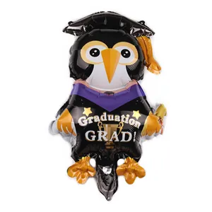 Detail van uil afstudeerballon met afstudeerhoed en gouden Graduation tekst