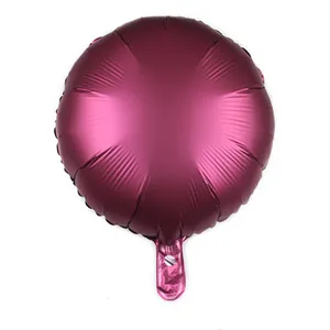 Détail d'un ballon rond de 18 pouces rouge vin mat avec texture métal et valve d'étanchéité