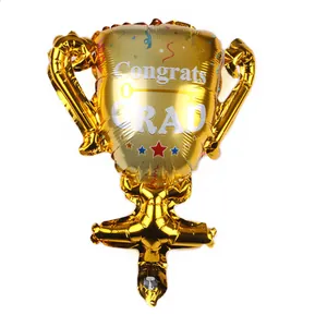 Gouden trofee folieballon met Congrats GRAD print voor afstudeerfeest decor