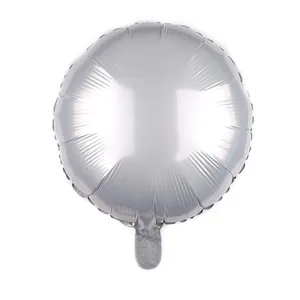 Détail d'un ballon rond en aluminium argenté de 18 pouces avec un fini métallique brillant