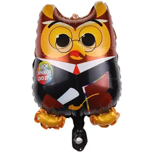 Detail van uil afstudeerballon met Look Whoooo Did It print en afstudeerhoed voor feest