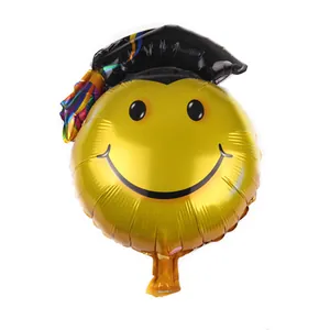 Detail van mini afstudeer smiley folieballon met afstudeerhoedje voor feestdecoratie