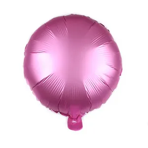 Détail du ballon rond 18 pouces magenta métallisé avec valve de gonflage scellée