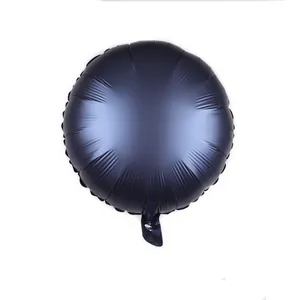 Détail d'un ballon rond de 18 pouces en aluminium bleu marine mat pour décoration