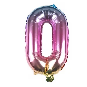 Detail von 16-Zoll-Zahl-0-Ballon mit Regenbogen-Farbverlauf-Metallfolien-Finish
