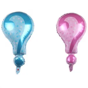 Dettaglio di palloncini in alluminio blu e rosa a punto interrogativo per gender reveal