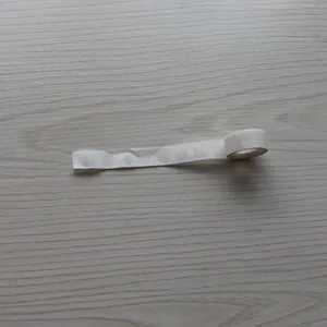 Punti colla trasparenti biadesivi per palloncini da matrimonio su piano in legno