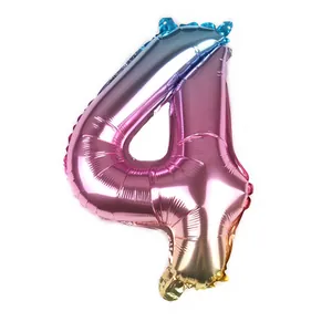 Detailaufnahme der Regenbogen-Zahl 4 Folienballon mit glänzender Metalloberfläche