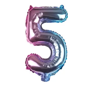Detail eines rosa-blauen Folienballons Nummer 5 mit metallisch glänzender Oberfläche