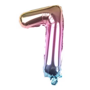 Detail eines 16 Zoll Nummernballons 7 mit lebhaftem Farbverlauf in Gold Rosa und Blau
