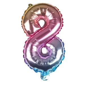 Detailansicht der Regenbogen-Zahl 8 Ballon aus Aluminiumfolie für Geburtstage