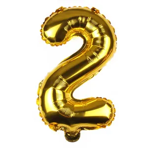 Detailansicht der 16-Zoll-Zahl 2 Ballon aus glänzender goldener Aluminiumfolie für Feiern