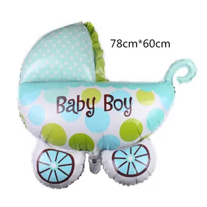 Détail du ballon poussette bleu en aluminium avec inscription Baby Boy et pois