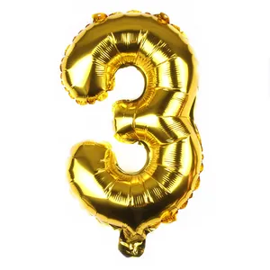 Detail eines glänzenden metallischen Gold 16 Zoll Nummer 3 Folienballons mit Reflexion
