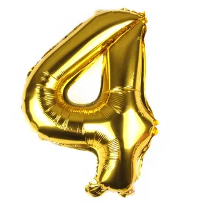 Detailansicht der goldenen Folienballon-Zahl 4 mit glänzender Metalloberfläche für Partys