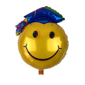 Ballon de graduation en aluminium doré avec chapeau bleu sur fond blanc éclatant