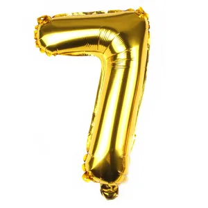 Nahaufnahme einer 16-Zoll Goldfolienballon Nummer 7 mit glänzender Metalloberfläche