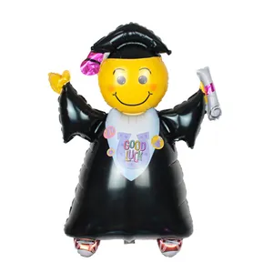 Detalle de globo de graduación con cara sonriente, birrete y texto Good Luck grabado