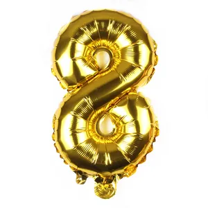 Detail eines 16-Zoll goldenen Aluminiumfolienballons in Form der Zahl 8 für Partys