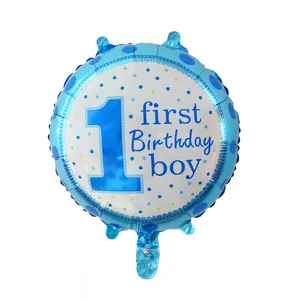 Détail d'un ballon rond bleu en aluminium imprimé '1st Birthday boy' pour fête