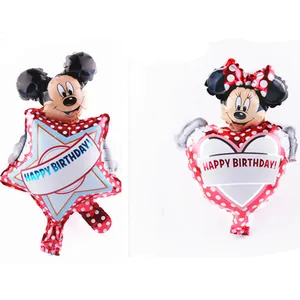 Détail de ballons en aluminium Mickey et Minnie pour décor de fête prénatale