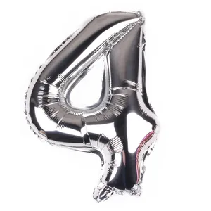 Detailansicht silberne 16-Zoll-Zahlenballon 4 mit Metalleffekt und auslaufgeschützten Kanten