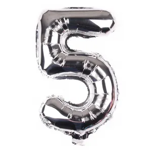 Detail eines silbernen 16 Zoll Folienballons in Form der Nummer 5 für Geburtstage