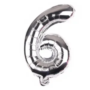 Detailansicht der silbernen Folienballon-Zahl 6 mit Metallic-Finish für Geburtstage