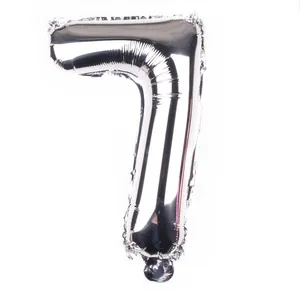 Detail von silbernem Folienballon Zahl 7 mit Metallic-Textur für Geburtstagsfeiern