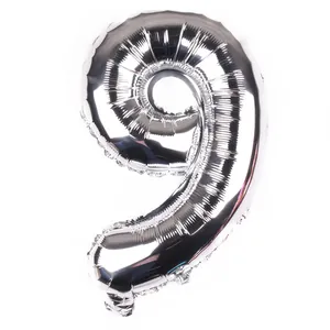 Detail eines silbernen Folienballons Nummer 9 mit glänzendem Finish für Partys