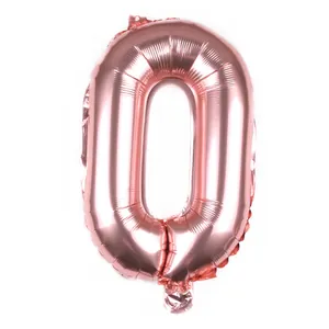 Detail von roségoldenem Folienballon Nummer 0 mit Aufhängelaschen und Metallfinish