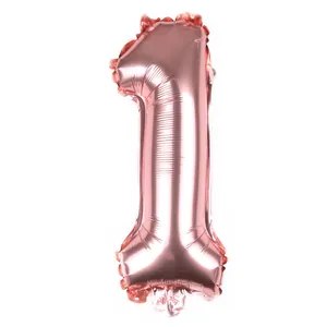 Detail der roségoldenen Folienballon-Zahl 1 mit Metallstruktur und unterem Ventil