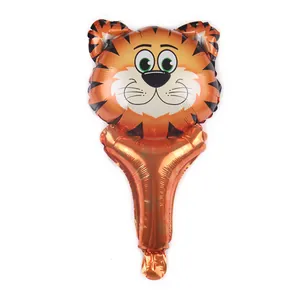 Vue détaillée d'un ballon en aluminium tigre de dessin animé avec texture métallique