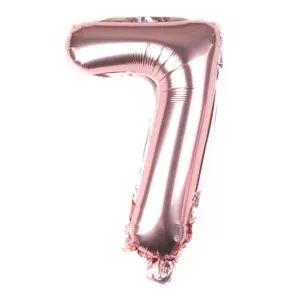 Detailansicht von roségoldenem Folienballon Zahl 7 mit glänzendem Metallic-Finish