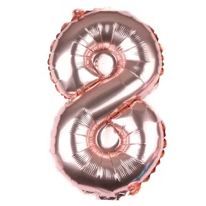 Nahaufnahme eines 16-Zoll-Folienballons in Roségold in Form der Nummer 8 für Feiern