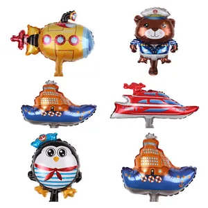 Détail des ballons en aluminium série océan avec sous-marin, navire et motifs de pingouin