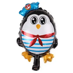 Détail de ballon pingouin en feuille avec chapeau de marin et tenue rayée pour fête