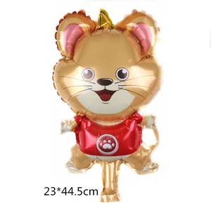 Vue détaillée du ballon hamster doré en aluminium avec t-shirt rouge, 23x44,5 cm