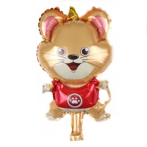 Détail d'un ballon en aluminium doré de dessin animé avec t-shirt rouge et patte