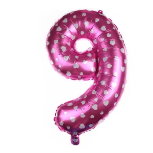 Ballon en aluminium chiffre 9 rose fuchsia avec motifs cœurs blancs et fini brillant
