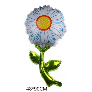 Dettaglio di un palloncino in alluminio a girasole con dimensioni di 48x90 cm