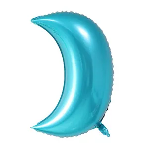 Détail du ballon lune en aluminium bleu ciel avec bord thermoscellé et valve de gonflage