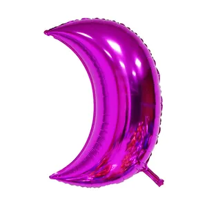 Gros plan du ballon lune fuchsia montrant la texture métallique et la valve d'air