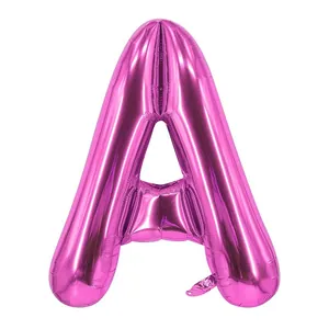 Détail d'un ballon en aluminium lettre A rose rouge avec fini métallique brillant et valve