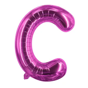 Vue détaillée du ballon lettre C en aluminium magenta avec finition métallique