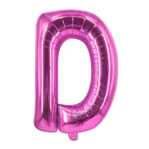 Vue détaillée du ballon en aluminium magenta en forme de D avec fini métallique