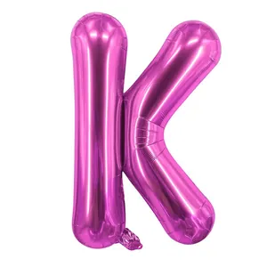 Détail d'un ballon en aluminium brillant rose rouge en forme de lettre K pour fête