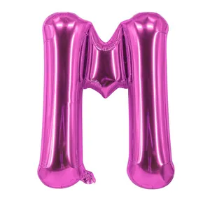 Détail d'un ballon lettre M rose rouge en aluminium avec finition métallique brillante