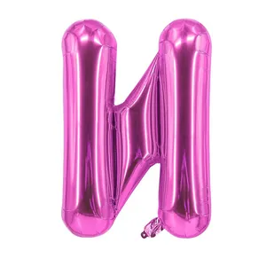 Détail du ballon en aluminium lettre H rouge rose avec un aspect métallique